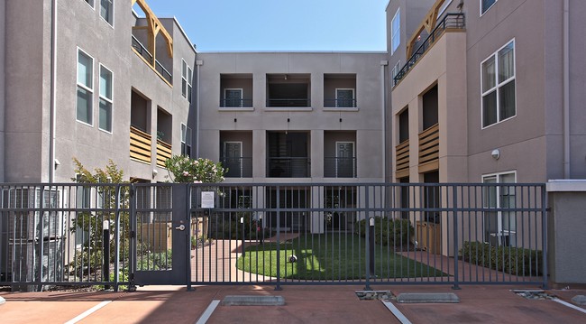 Laurel Theater Apartments in San Carlos, CA - Building Photo - Building Photo