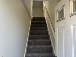 85 Center St, Unit 1 in Burlington, MA - Foto de edificio - Building Photo
