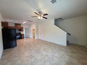 6110 White Oak Dr in Hitchcock, TX - Building Photo - Building Photo