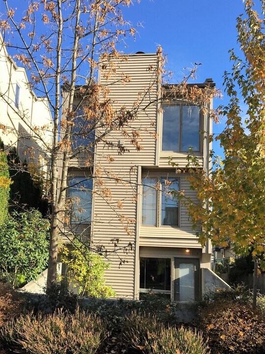 1628 42nd Ave E in Seattle, WA - Building Photo
