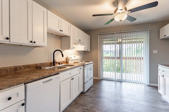 Williamsburg Village in Knoxville, TN - Building Photo - Interior Photo
