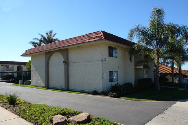 Palomar Manor Apartments in Vista, CA - Foto de edificio - Building Photo