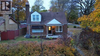 909 Monmouth Rd in Windsor, ON - Building Photo