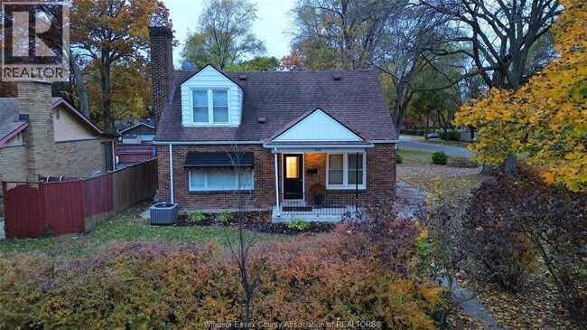 909 Monmouth Rd in Windsor, ON - Foto de edificio - Building Photo