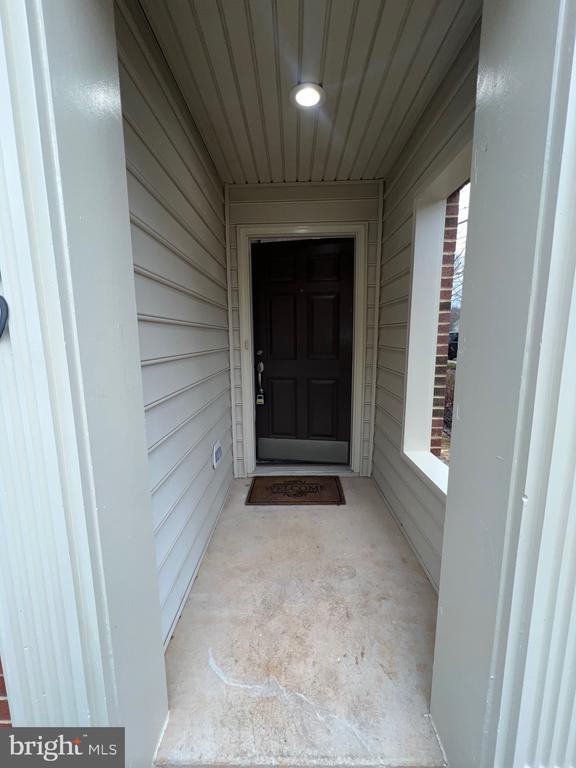 5989 Meadow Brook Dr in Burke, VA - Foto de edificio - Building Photo