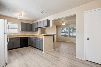 2807 W Slaughter Ln in Austin, TX - Building Photo - Building Photo