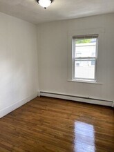 148 5th St in Cambridge, MA - Foto de edificio - Building Photo