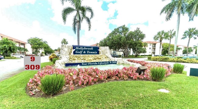 9800 N Hollybrook Lake Dr in Pembroke Pines, FL - Building Photo - Building Photo