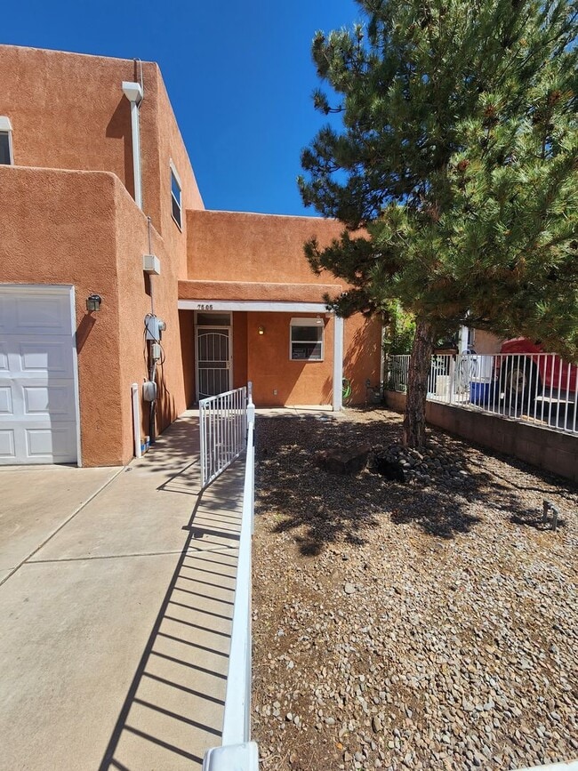7505 Dixon Rd SE in Albuquerque, NM - Building Photo - Building Photo