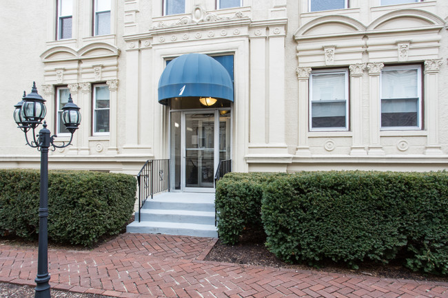 Reservoir Court in Brookline, MA - Building Photo - Building Photo