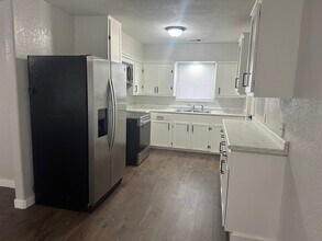 208 Walnut St in Lake Jackson, TX - Building Photo - Building Photo