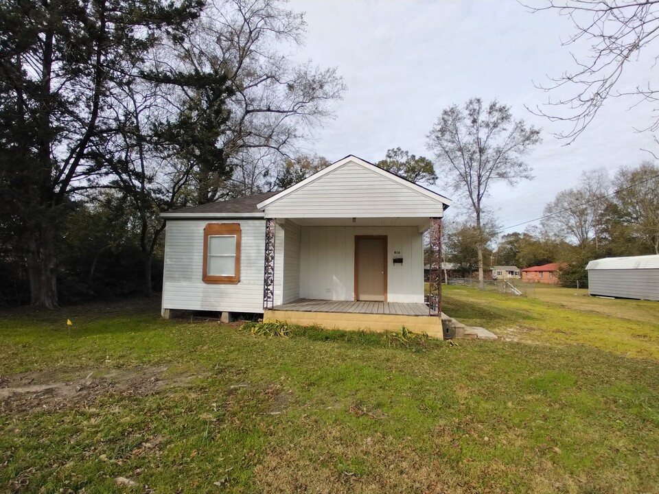 816 Bilbo St in Deridder, LA - Building Photo