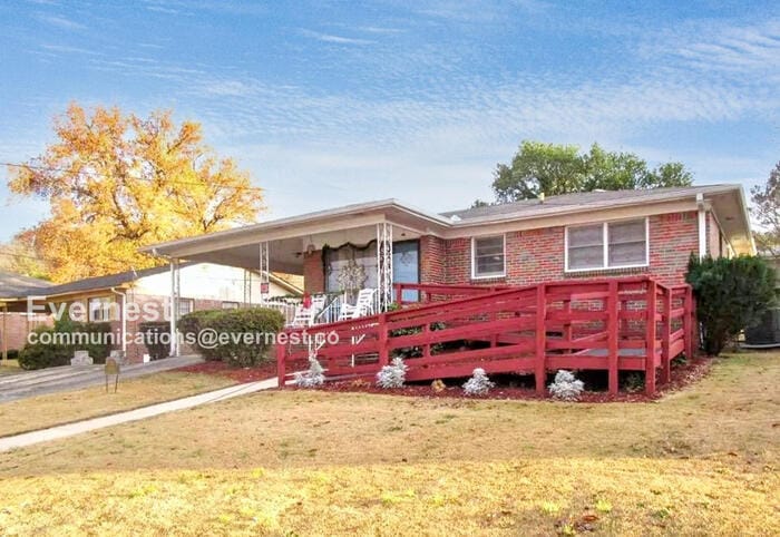 1525 Matt Leonard Dr SW in Birmingham, AL - Building Photo