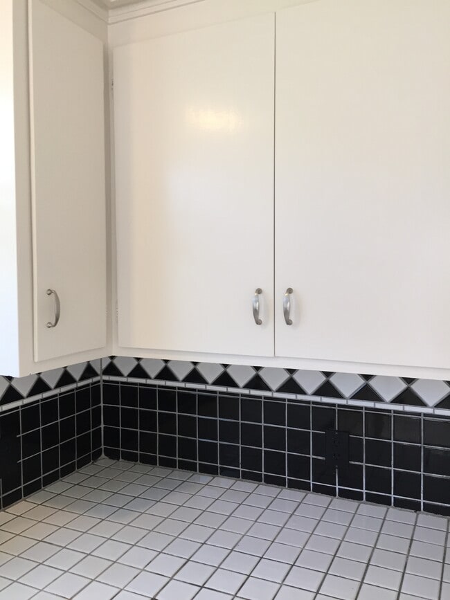 5828 E Parkcrest St in Long Beach, CA - Foto de edificio - Building Photo