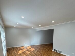 1136 Laurel Ln in Naperville, IL - Building Photo - Building Photo