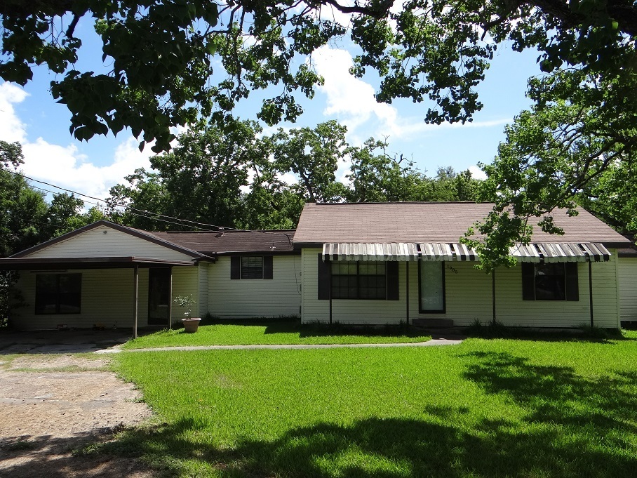 1985 Wescalder Rd in Beaumont, TX - Building Photo