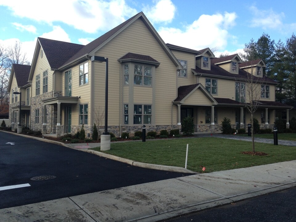 40 Russell Ave, Unit 201 in Old Tappan, NJ - Foto de edificio