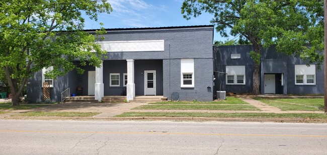 1 Bedroom & 2 Bedroom Apartments in Hamilton, TX - Building Photo - Primary Photo