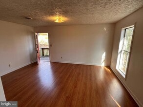 30 Westridge Dr, Unit B in Berkeley Springs, WV - Building Photo - Building Photo