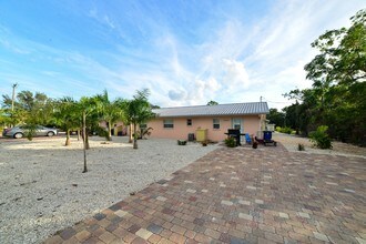 27625 Reahard Ct in Bonita Springs, FL - Foto de edificio - Building Photo