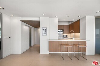 7135 Hollywood Blvd in Los Angeles, CA - Building Photo - Building Photo