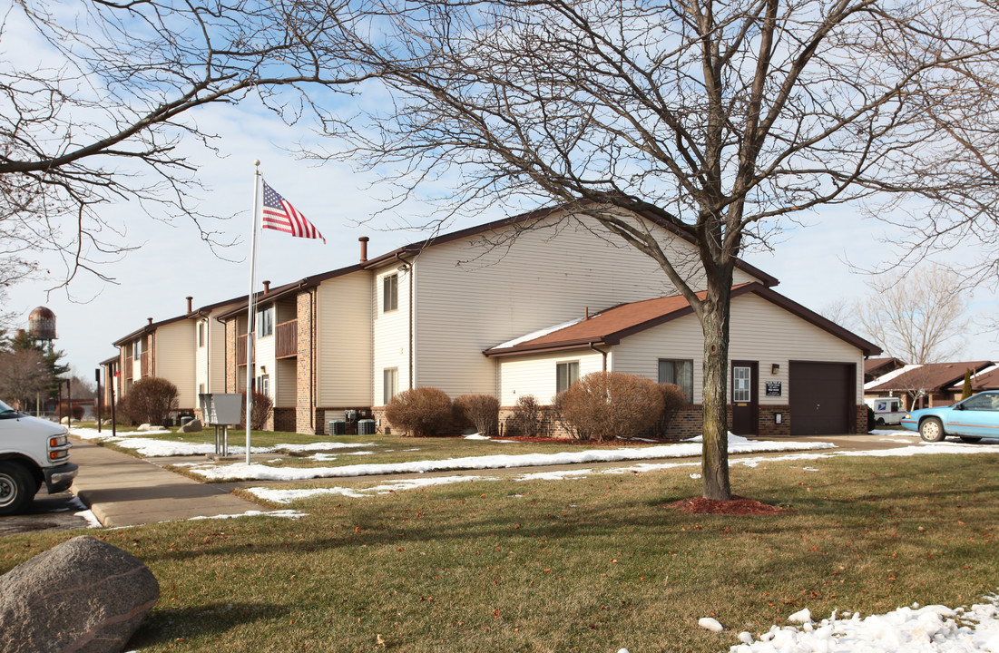 Willow Tree Apartments in Eaton Rapids, MI - Building Photo