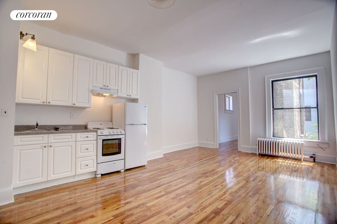 304 W 30th St in New York, NY - Building Photo
