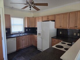 429 High St, Unit 1 in Bristol, RI - Building Photo