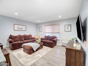 61 Eton Way in Franklin Township, NJ - Foto de edificio - Building Photo