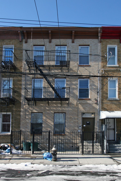 688 Cleveland St in Brooklyn, NY - Building Photo