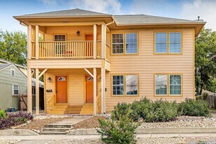 611 W Ridgewood Ct in San Antonio, TX - Building Photo