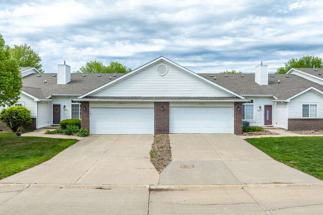 Longview Court in Johnston, IA - Building Photo - Building Photo