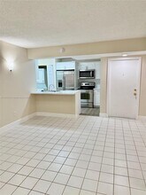 905 NE 209th St in Miami, FL - Building Photo - Building Photo