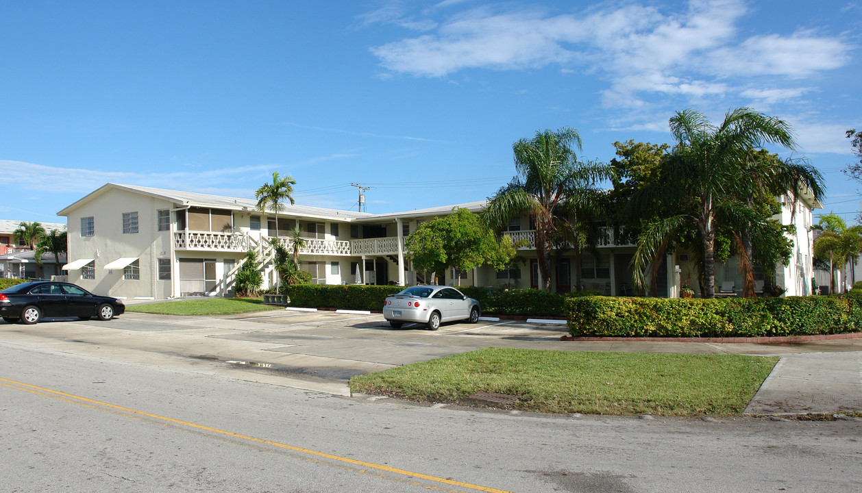 Terrona Apartments in Hallandale Beach, FL - Building Photo