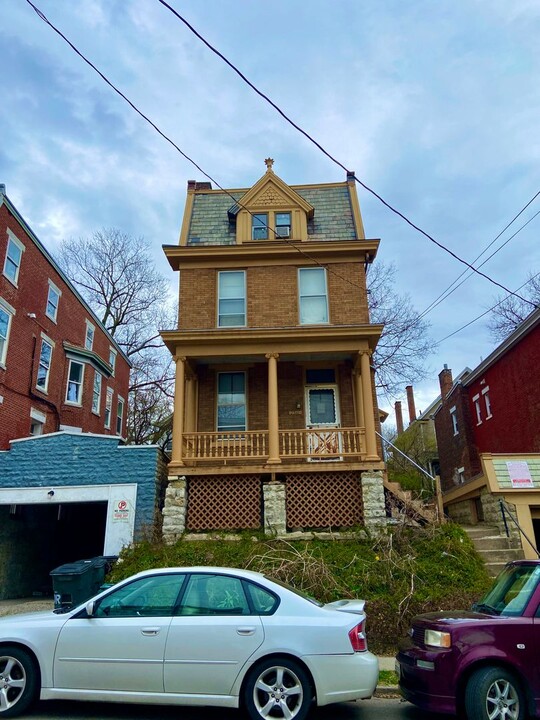 2366 Victor St in Cincinnati, OH - Building Photo