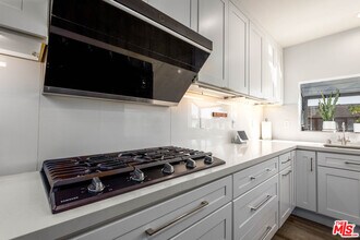 5848 Canterbury Dr in Culver City, CA - Building Photo - Building Photo