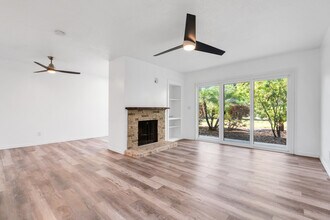 1051 S Highland St, Unit 4B in Mount Dora, FL - Building Photo - Building Photo