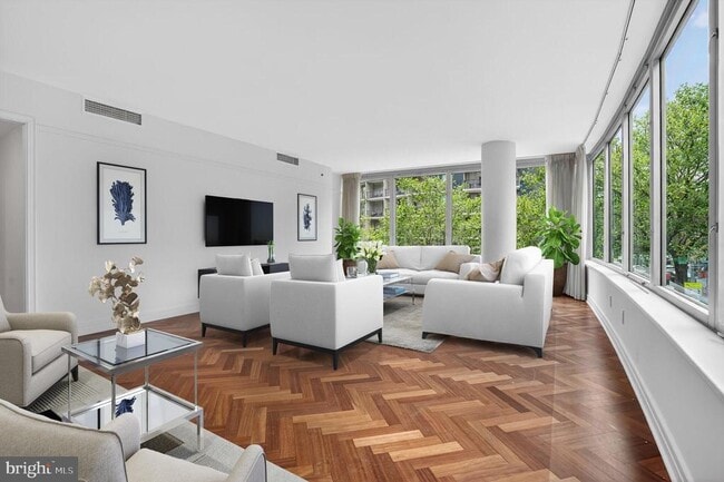 1111 23rd St NW in Washington, DC - Foto de edificio - Building Photo