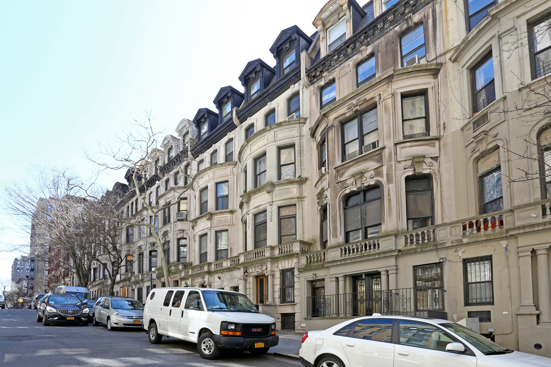 328 W 101st St in New York, NY - Building Photo