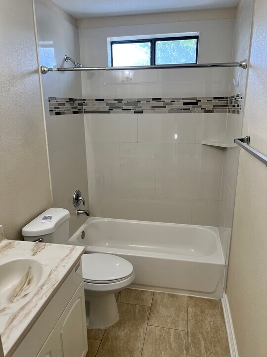 9814 Kelton Dr in San Antonio, TX - Building Photo