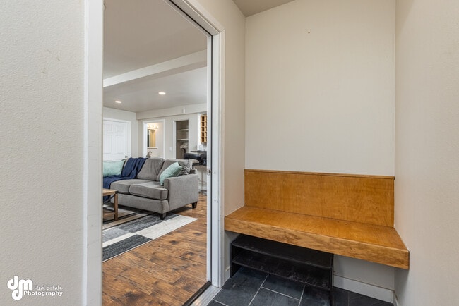 684 Cedar St, Unit B in Anchorage, AK - Foto de edificio - Building Photo