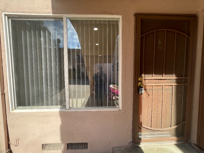 19405 Haynes St in Los Angeles, CA - Building Photo - Building Photo