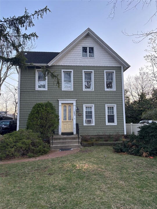 592 Scranton Ave in Lynbrook, NY - Building Photo
