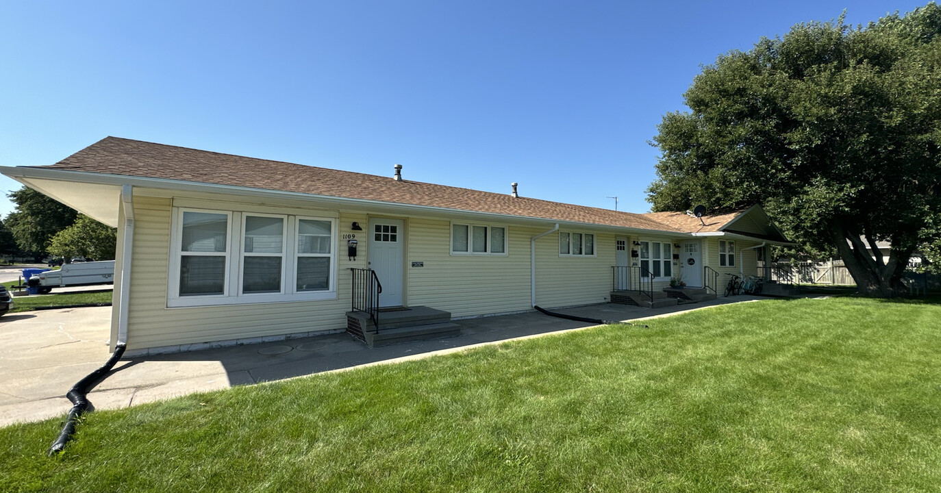 Hill Street Townhomes in Holdrege, NE - Foto de edificio