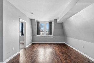 2111 Seneca St in Buffalo, NY - Foto de edificio - Building Photo