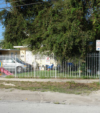 8012 NW 5th Ct in Miami, FL - Foto de edificio - Building Photo