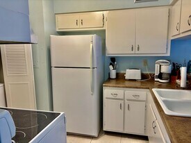 20 Greenbrier St in Marco Island, FL - Building Photo