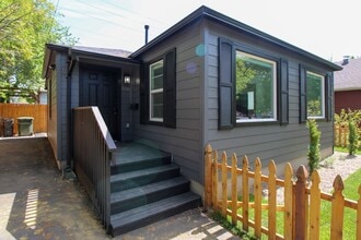 556 Statesman St NE in Salem, OR - Building Photo - Building Photo