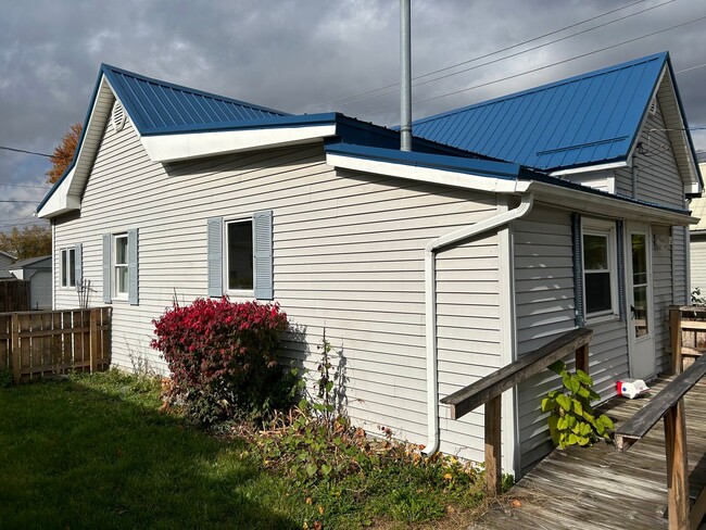 213 N Baldwin St in Bluffton, IN - Foto de edificio - Building Photo