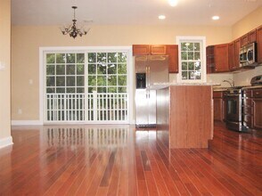 330 Maple Ave in Westbury, NY - Building Photo - Building Photo